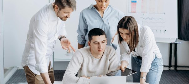 IA vs Assistant Humain : Peut-on vraiment remplacer l’humain ?